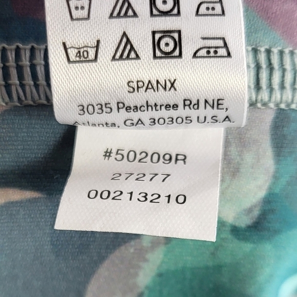 Spanx Booty Boost Active Athletic Crop Printed Camo Blue Pink Multi Medium - Picture 13 of 13